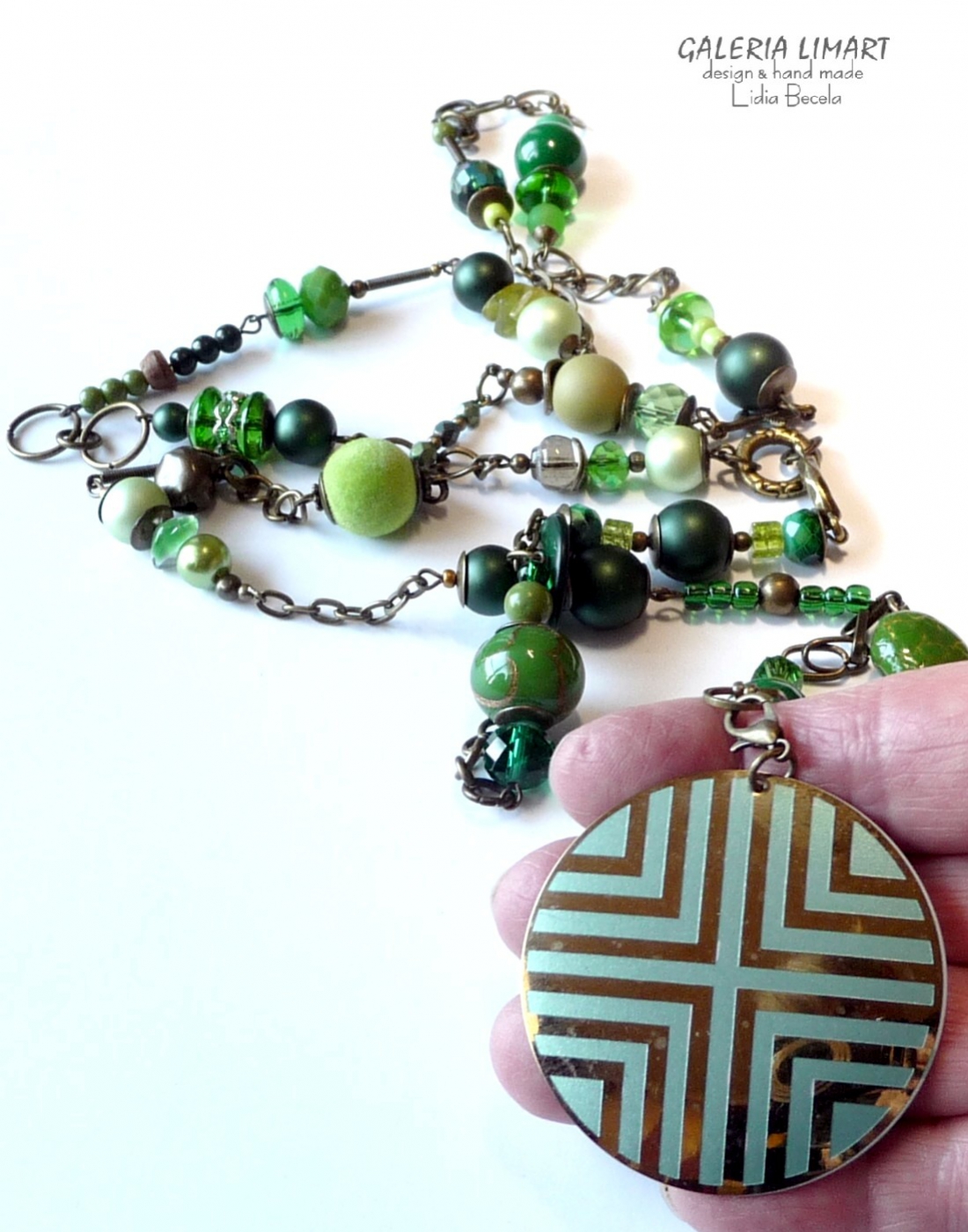 Szkło weneckie, ceramika, perły, kokos, szkło, akryl, minerały, kryształ, bali i mnóstwa mosiężnych elementów ozdobnych w okazałym pięknym zielonym naszyjniku handmade